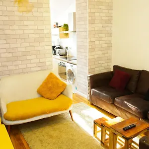 Holiday home 5 Bedroom House Near City. Cardiff